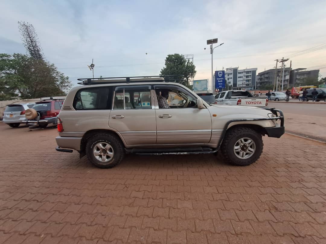 Advantages of renting a 4×4 vehicle in Uganda